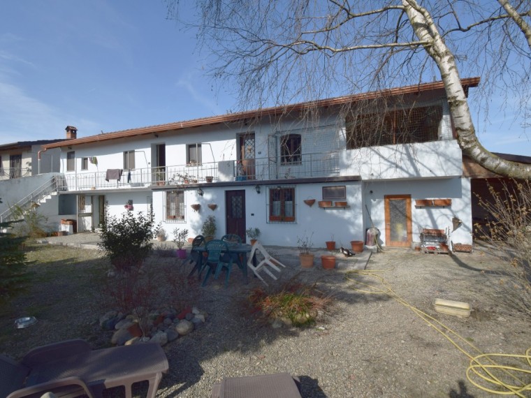 Cavour---Fraz.-Zucchea---Casale-completamente-ristrutturato-con-giardino-terreno.