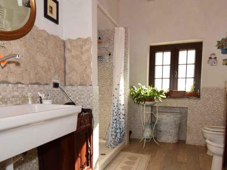 Cavour---Fraz.-Zucchea---Casale-completamente-ristrutturato-con-giardino-terreno.