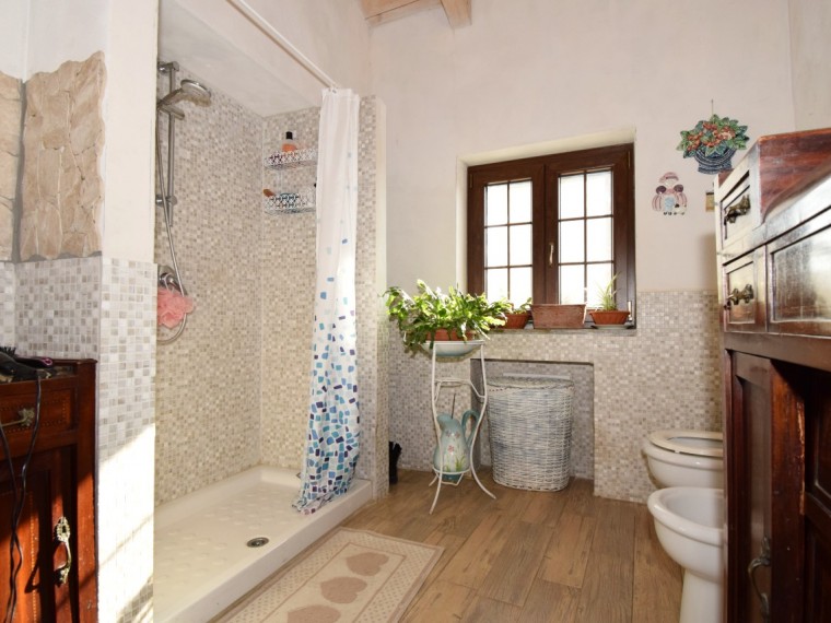 Cavour---Fraz.-Zucchea---Casale-completamente-ristrutturato-con-giardino-terreno.