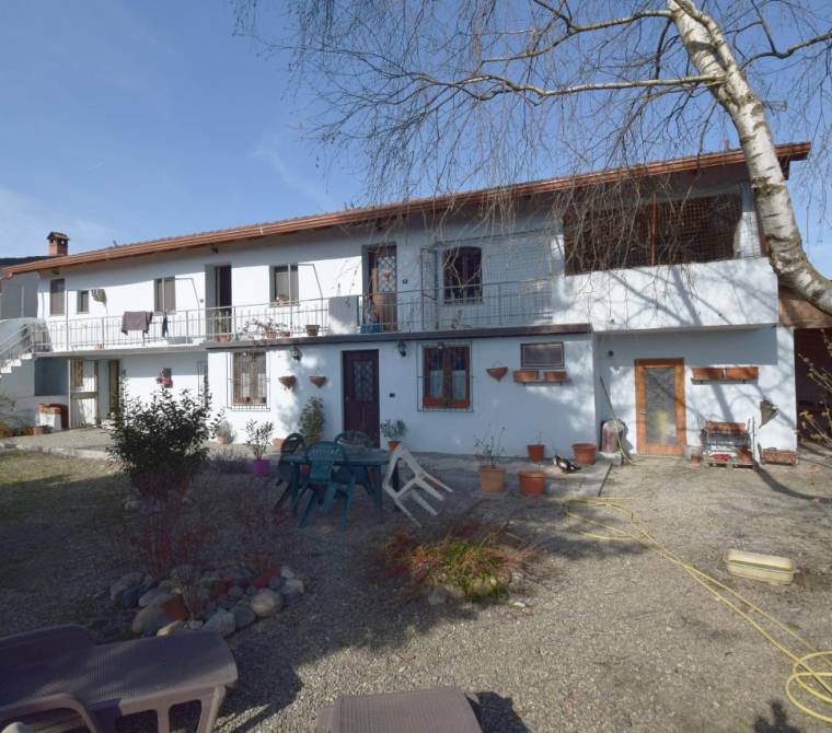 Cavour - Fraz. Zucchea - Casale completamente ristrutturato con giardino-terreno.