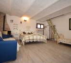 Cavour---Fraz.-Zucchea---Casale-completamente-ristrutturato-con-giardino-terreno.