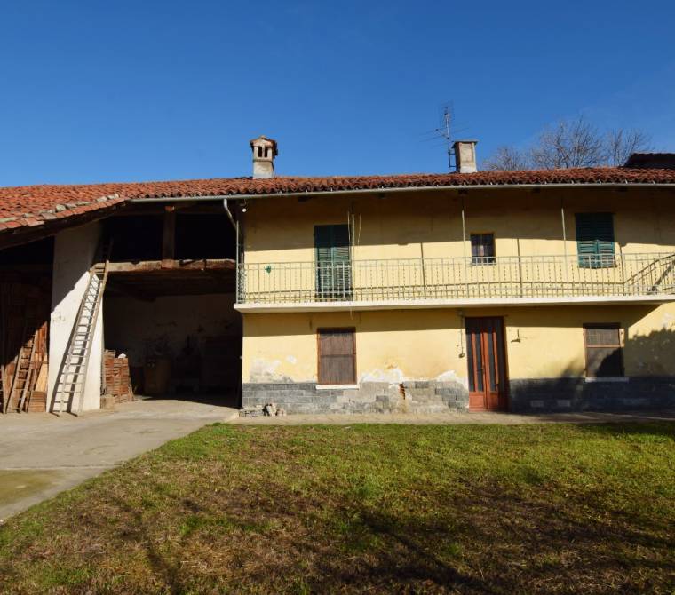 Pinerolo - Casa da ristrutturare con giardino e ampie tettoie