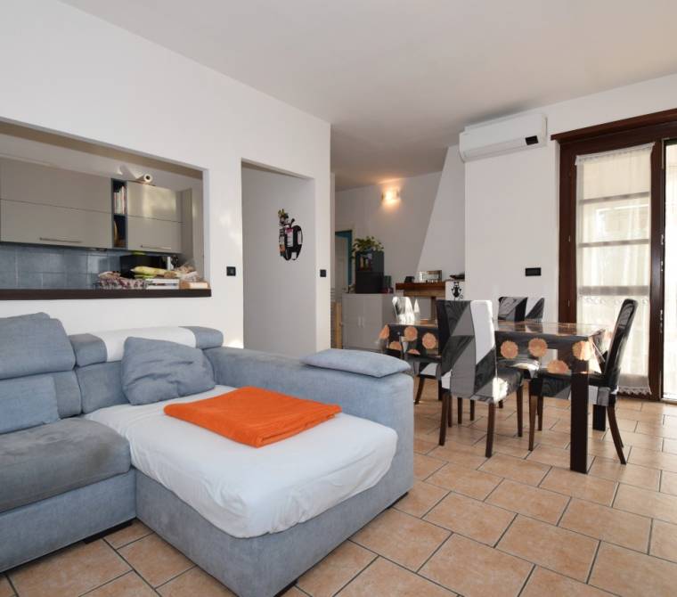 Buriasco - Alloggio con terrazzo e box auto