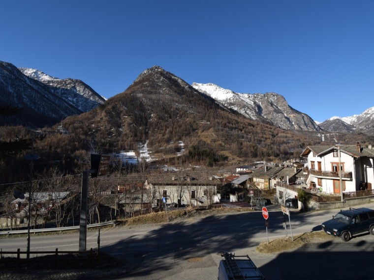 Fenestrelle---Alloggio-trilocale-termo-autonomo-con-posto-auto