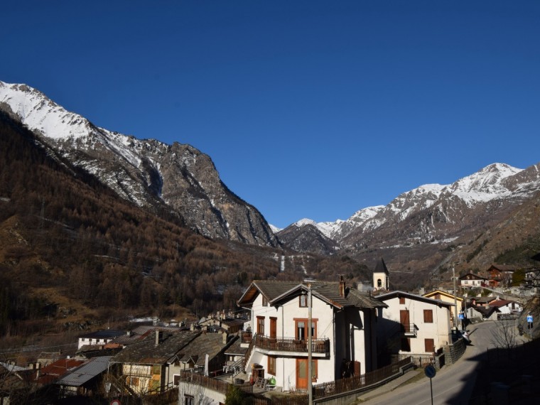 Fenestrelle---Alloggio-trilocale-termo-autonomo-con-posto-auto