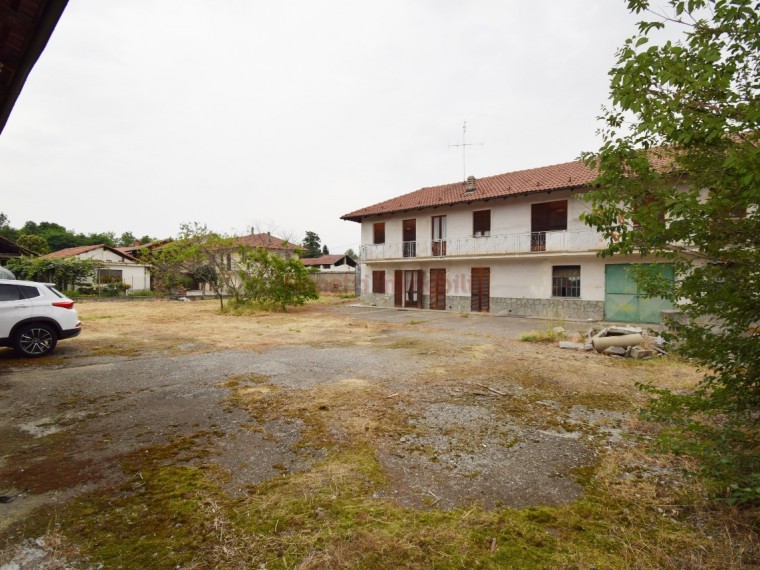 Pinerolo---Baudenasca---Casa-con-cortile,-terreno-ed-ampia-tettoia