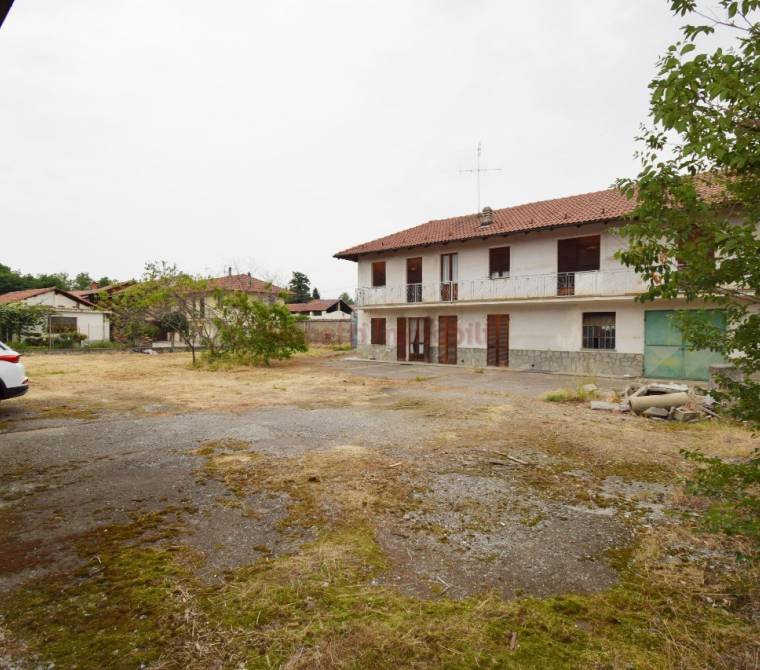 Pinerolo - Baudenasca - Casa con cortile, terreno ed ampia tettoia